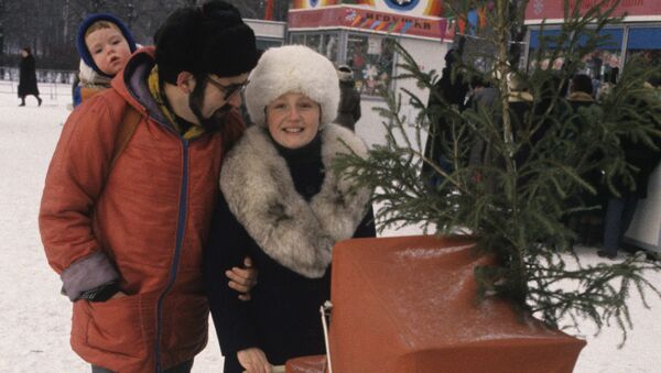 Семья москвичей идет с новогоднего елочного базара, 1987 год - Sputnik Южная Осетия