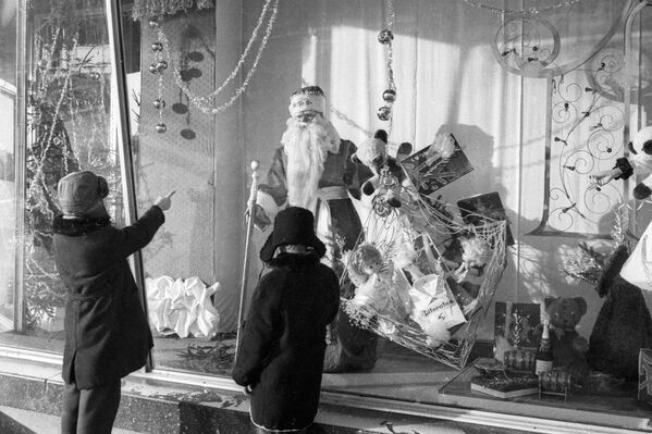 Дети у витрины магазина в канун Нового года, 1971 год - Sputnik Южная Осетия