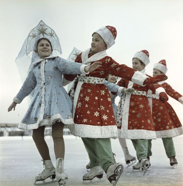 Ученики детской школы фигурного катания катке в Лужниках во время новогодних праздников, 1966 год - Sputnik Южная Осетия
