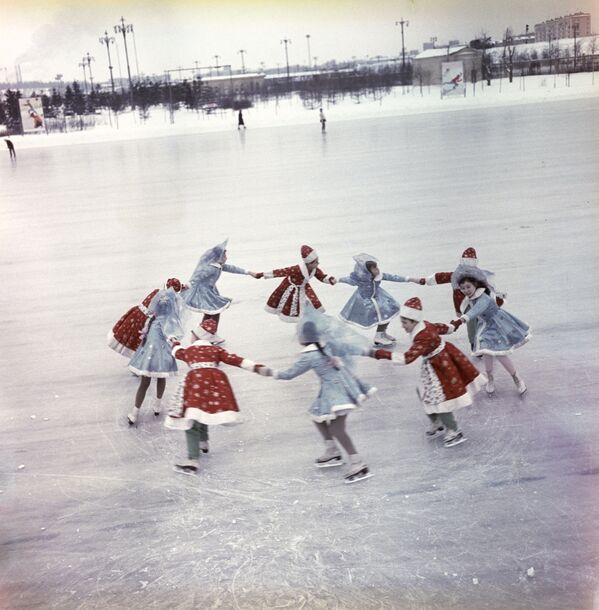 Ученики детской школы фигурного катания катке в Лужниках во время новогодних праздников, 1966 год - Sputnik Южная Осетия