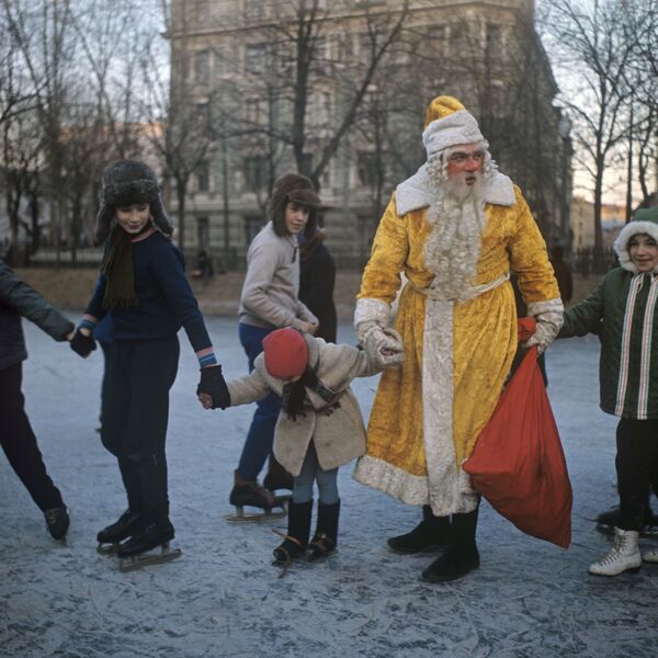 Дед Мороз с детьми на катке на Чистых прудах, 1973 год - Sputnik Южная Осетия