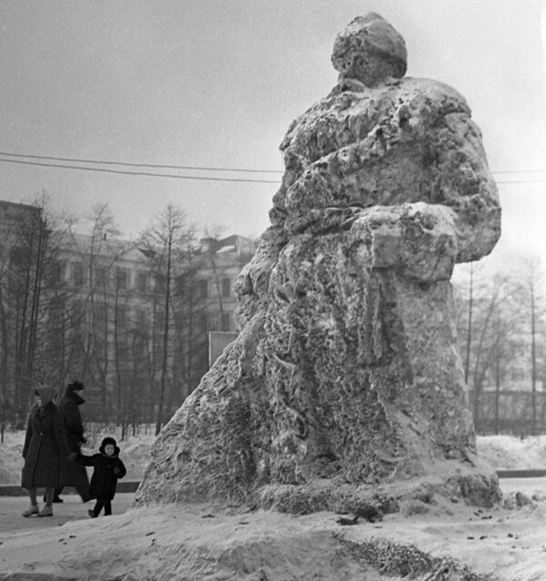 Ледяная скульптура Деда Мороза на одной из площадей Якутска, 1965 год - Sputnik Южная Осетия
