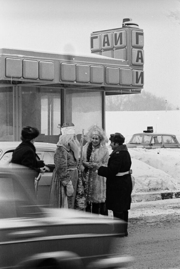 Дед Мороз и Снегурочка разговаривают с сотрудником ГАИ, 1979 год - Sputnik Южная Осетия