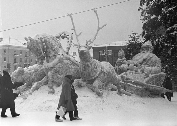 Снежная скульптура на одной из площадей города Пермь, 1964 год - Sputnik Южная Осетия