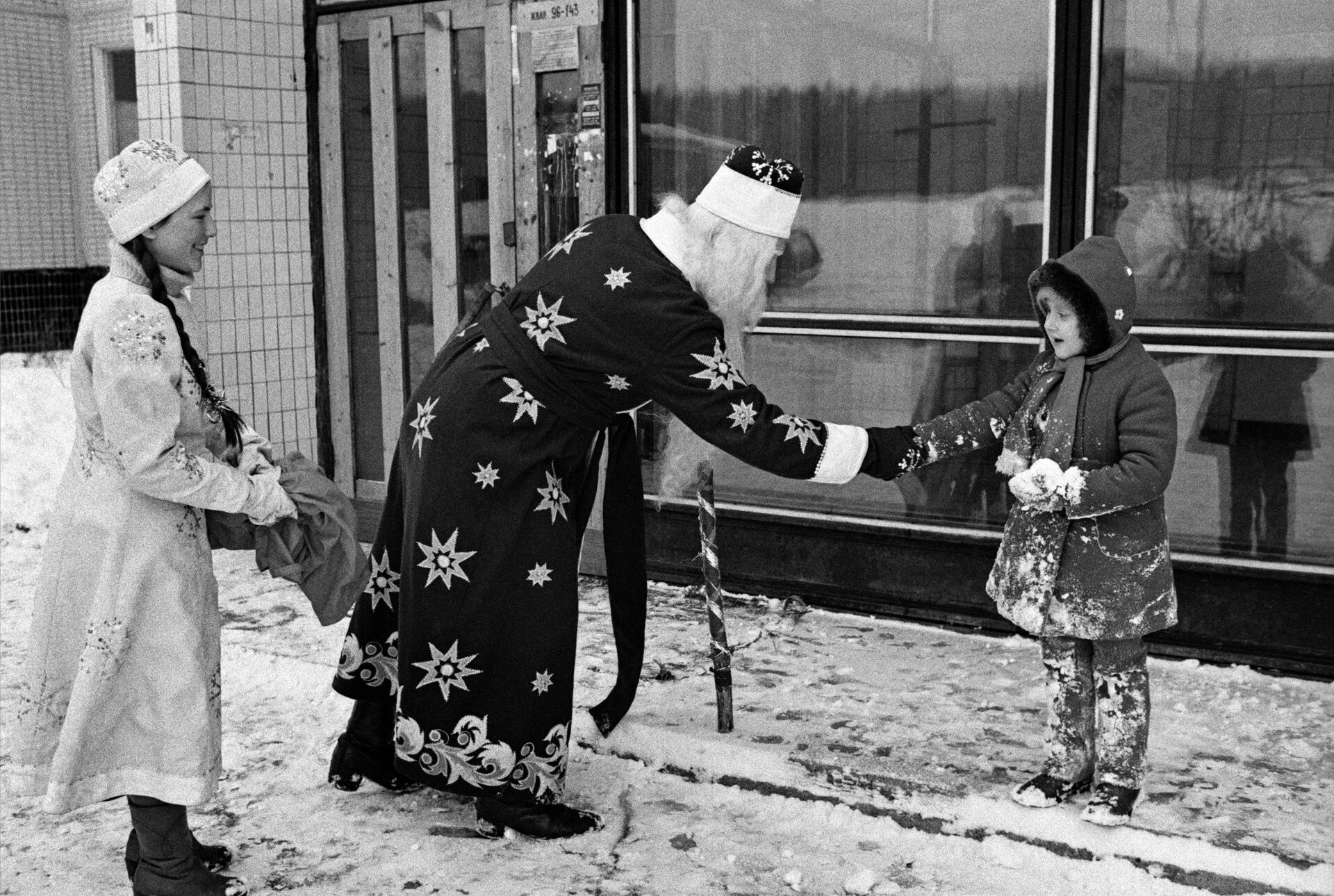 Дед Мороз и Снегурочка поздравляют девочку с Новым годом в Москве, 1985 год - Sputnik Южная Осетия, 1920, 29.01.2022