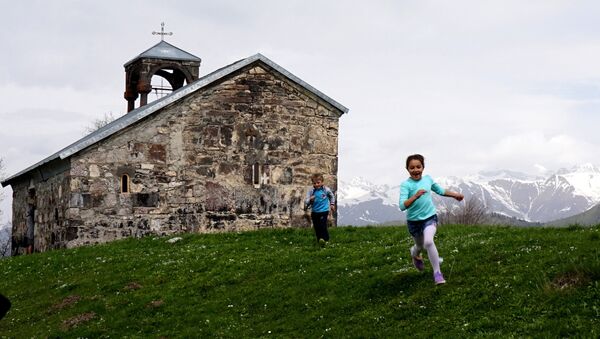 Дети, играющие в салки у Храма Георгия Победоносца VI века в горах Южной Осетии - Sputnik Южная Осетия