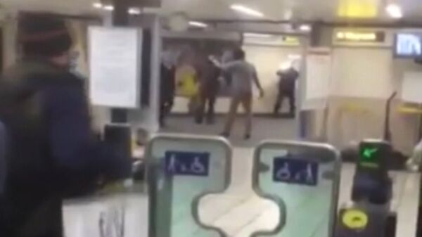 Задержание напавшего с ножом на пассажиров метро в Лондоне. Съемка очевидца - Sputnik Южная Осетия