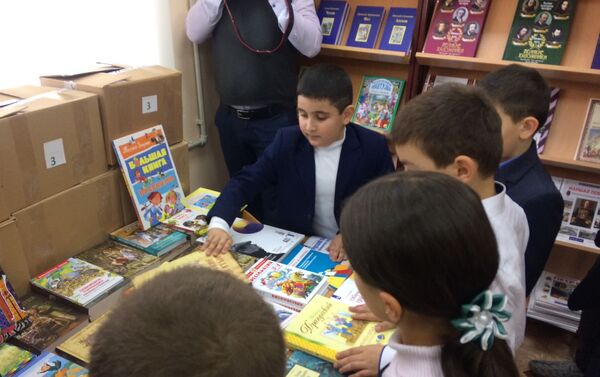Россотрудничество и посольство РФ в РЮО подарили книги школам Ленингорского района - Sputnik Южная Осетия