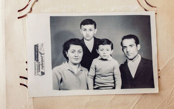 Шаварш с супругой Нателлой и сыновьями Зурабом и Михаилом - Sputnik Южная Осетия