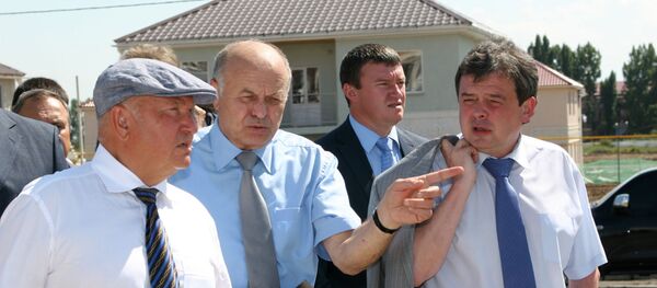 Юрий Лужков (слева) на открытии школы №1 в микрорайоне Московский в Цхинвале.  Юрий Лужков (слева) на открытии школы №1 в микрорайоне Московский в Цхинвале.  - Sputnik Южная Осетия