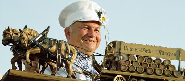 Юрий Лужков на 3-м Московском фестивале пива Братина-2001 в Лужниках Юрий Лужков на 3-м Московском фестивале пива Братина-2001 в Лужниках - Sputnik Южная Осетия