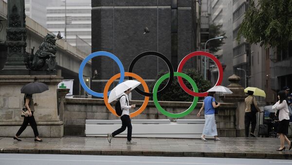 Олимпийские кольца, установленные в преддверии Олимпиады-2020 в центре Токио - Sputnik Южная Осетия