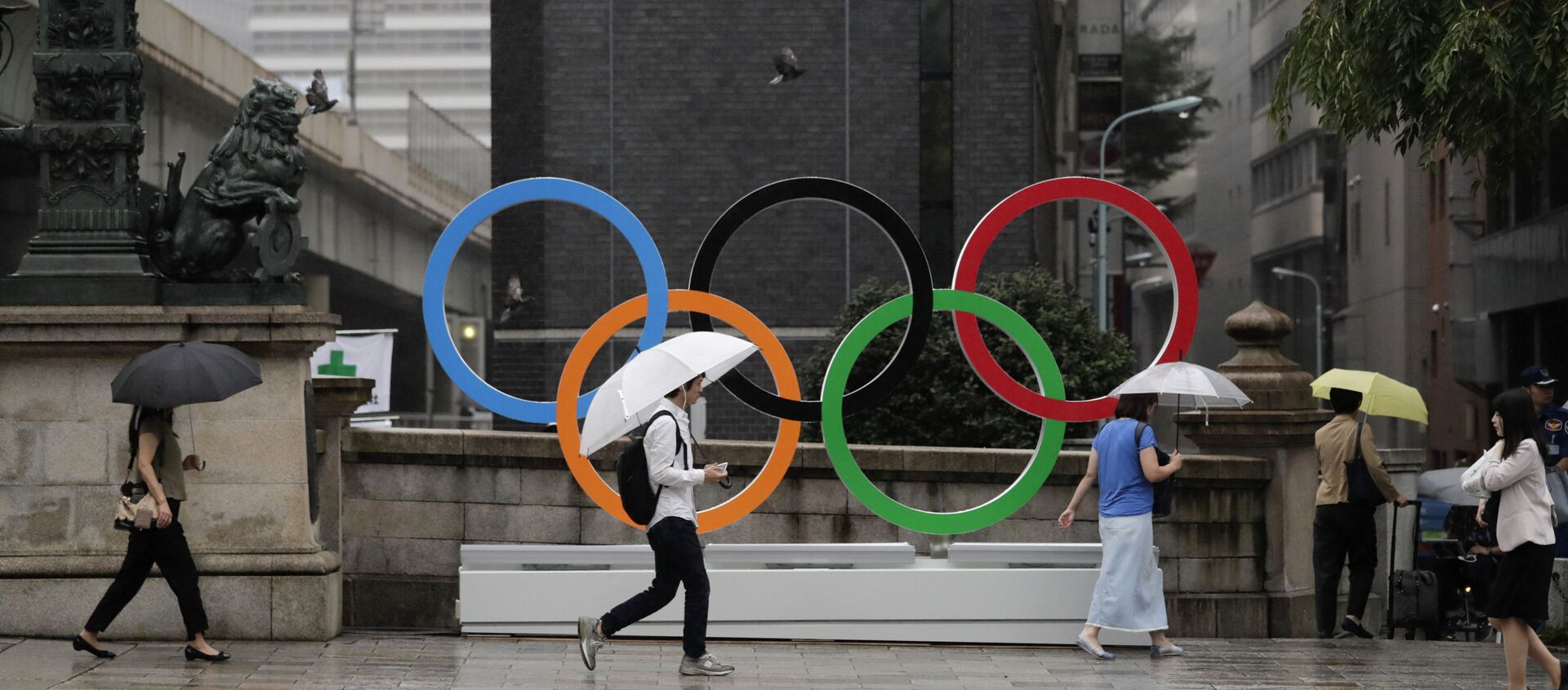 Олимпийские кольца, установленные в преддверии Олимпиады-2020 в центре Токио - Sputnik Южная Осетия, 1920, 12.07.2021