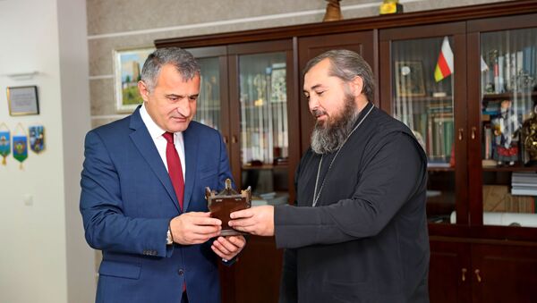 Президент Южной Осетии передал мощи святого клирику РПЦ отцу Сергию - Sputnik Южная Осетия