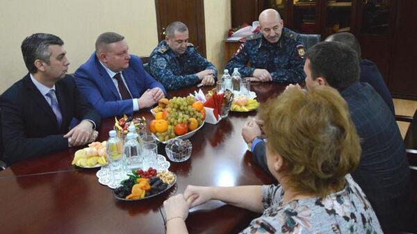 Глава МВД Южной Осетии обсудил с коллегами из РФ повышение зарплат сотрудникам Глава МВД Южной Осетии обсудил с коллегами из РФ повышение зарплат сотрудникам - Sputnik Южная Осетия