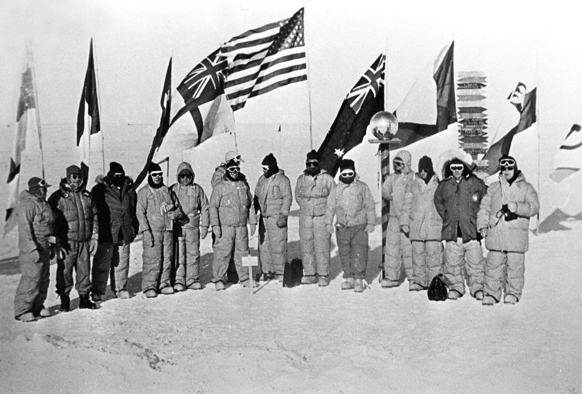 Участники экспедиции к полюсу недоступности Антарктиды, возглавляемой Евгением Толстиковым. - Sputnik Южная Осетия, 1920, 26.10.2021