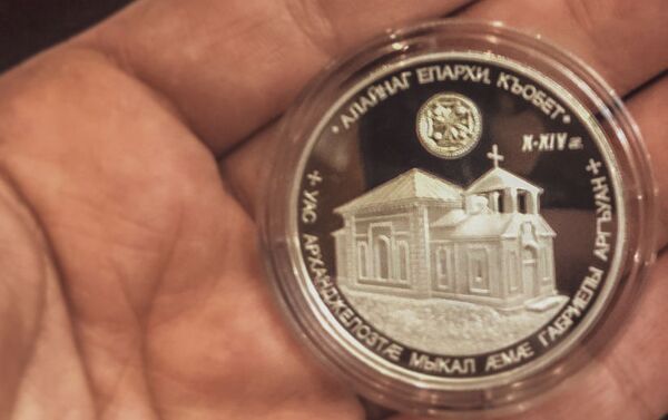 Осетия деньги. Памятные монеты банка Южной Осетии. Монета осетин. Валюта Южной Осетии. Монета памятная Тбилиси 2012 год.