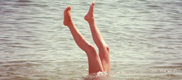 Ноги торчат из воды Ноги торчат из воды - Sputnik Южная Осетия