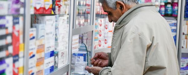 Мужчина в аптеке Мужчина в аптеке - Sputnik Южная Осетия