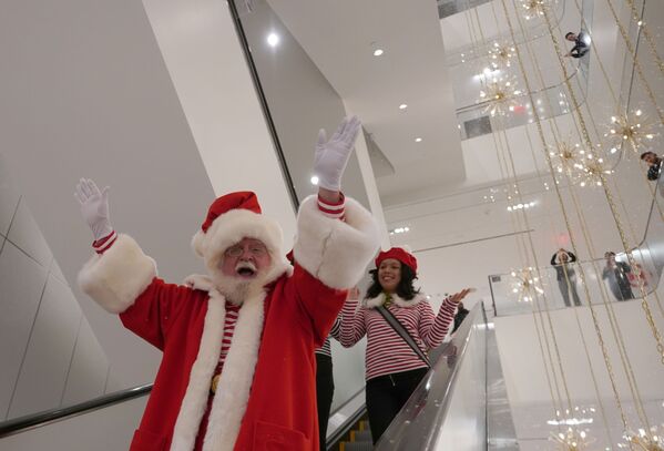 Санта-Клаус на эскалаторе в магазине Nordstrom в Нью-Йорке - Sputnik Южная Осетия