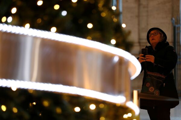Женщина фотографирует новогоднюю елку в Палаццо Колонна в Риме - Sputnik Южная Осетия