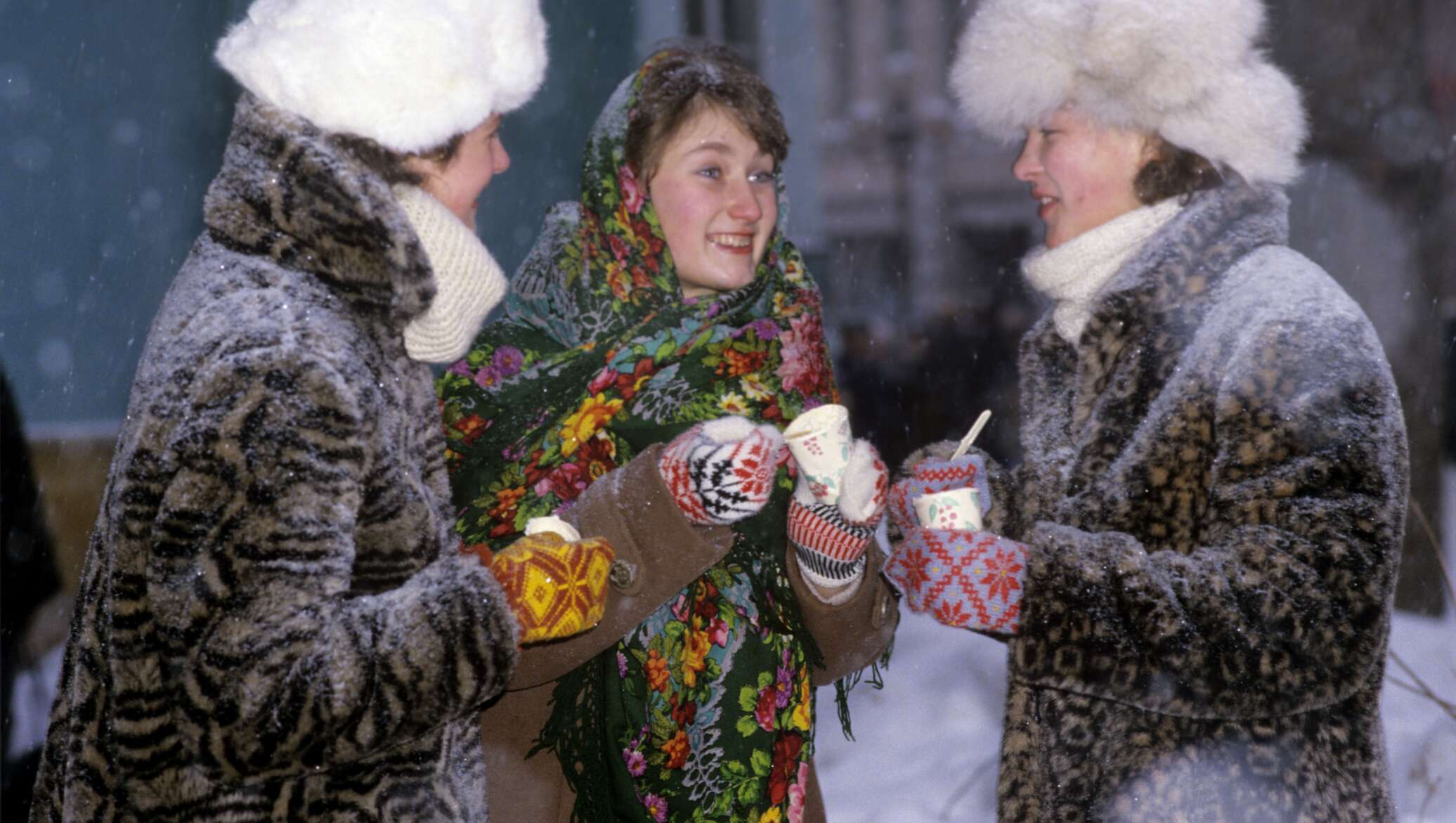 Зима советские. Советские люди зима. Советские женщины зимой на улице. Зима в Советском Союзе. Мороженое зимой СССР.