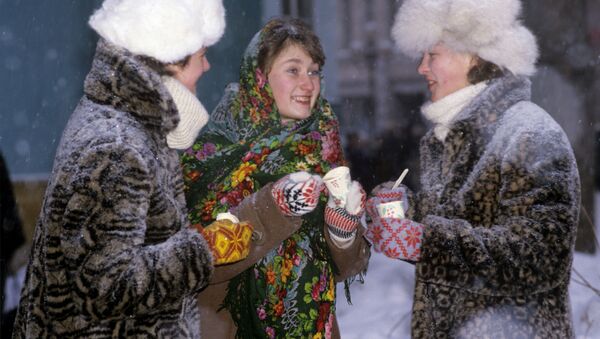 Девушки едят мороженое - Sputnik Южная Осетия