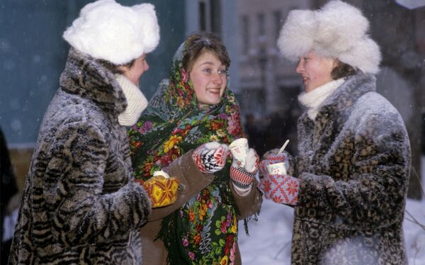 Девушки едят мороженое - Sputnik Южная Осетия