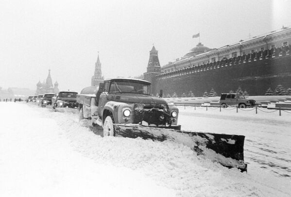 Уборка московских улиц после снегопада - Sputnik Южная Осетия