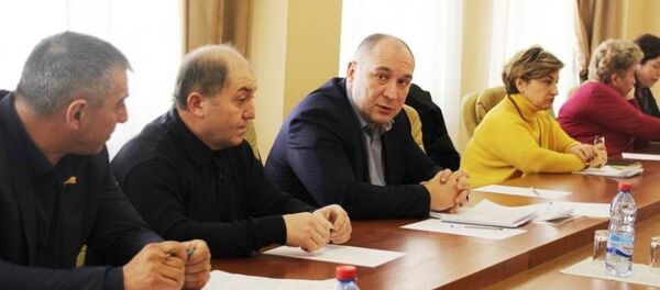 Глава Минздрава РЮО Георгий Тотчиев на заседании парламентского комитета Глава Минздрава РЮО Георгий Тотчиев на заседании парламентского комитета - Sputnik Южная Осетия