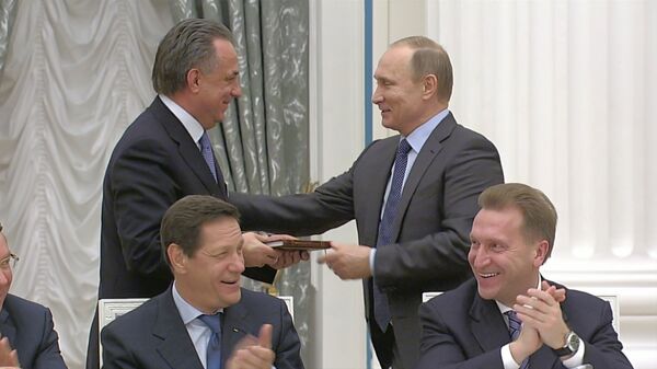 СПУТНИК_Путин поздравил Мутко с днем рождения и вручил ему англо-русский разговорник - Sputnik Южная Осетия