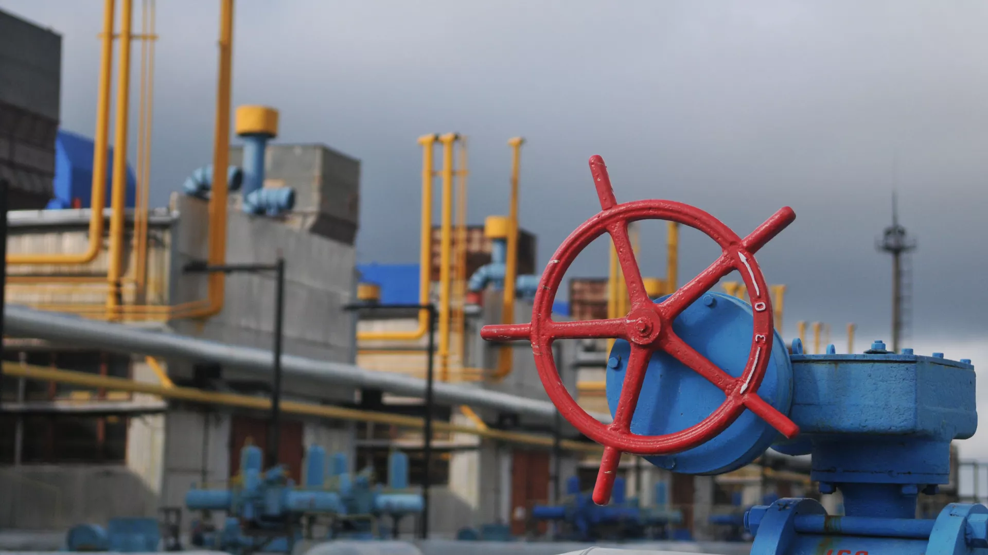 Вентиль на газокомпрессорной станции на Украине