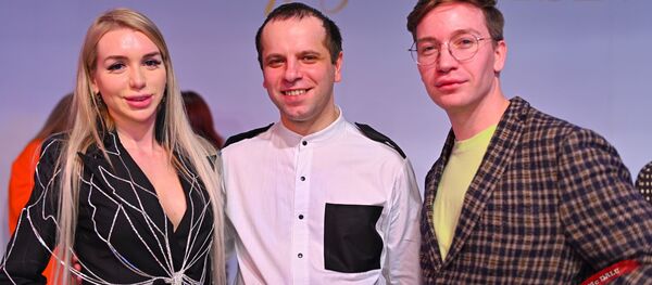 Дизайнер Хох Бекоев с дизайнером одежды, финалистом проекта Подиум Антоном Вороновым и титулованной Королевой России 2019, моделью Элиной Воронцовой Дизайнер Хох Бекоев с дизайнером одежды, финалистом проекта Подиум Антоном Вороновым и титулованной Королевой России 2019, моделью Элиной Воронцовой - Sputnik Южная Осетия