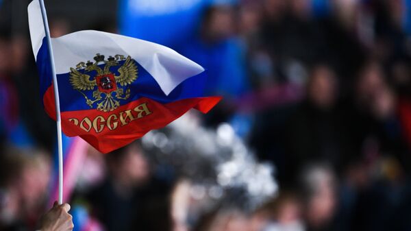Российский флаг в руке болельщика - Sputnik Южная Осетия