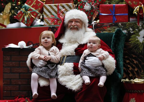Санта Клаус с детьми в торговом центре Мэн Молл, США - Sputnik Южная Осетия