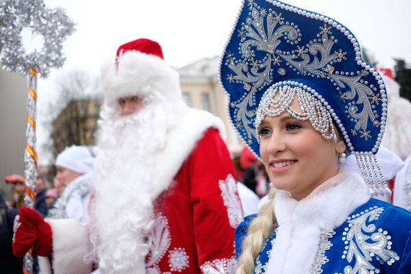 Дед Мороз и его помощница Снегурочка в Краснодаре, Россия - Sputnik Южная Осетия