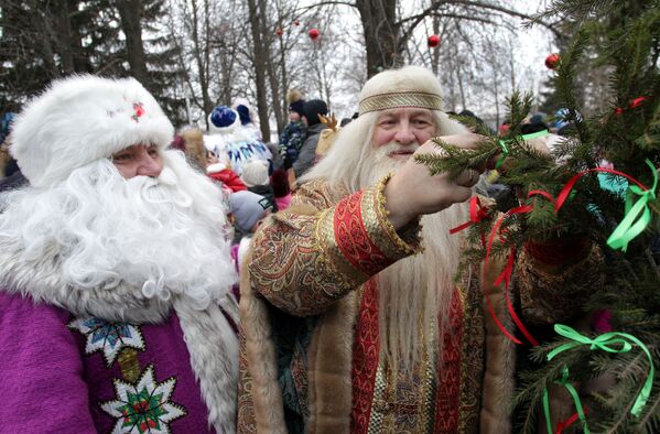 Удмуртский Дед Мороз Тол Бабай (слева) с другим сказочным персонажем - Sputnik Южная Осетия