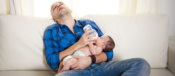 Отец уснул во время кормления ребенка Отец уснул во время кормления ребенка - Sputnik Южная Осетия