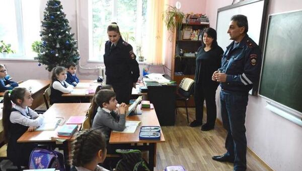 Сотрудники милиции проводят профилактические беседы со школьниками - Sputnik Южная Осетия