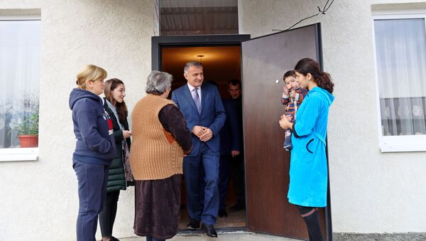 Анатолий Бибилов вручил ключи жильцам восстановленных домов - Sputnik Южная Осетия