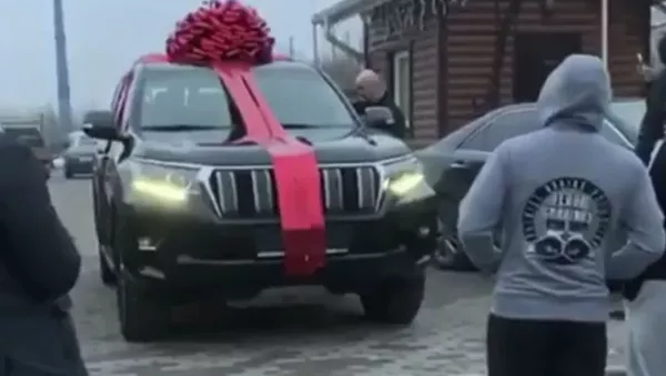 Умар Кремлёв подарил автомобиль Виталию Сланову - Sputnik Южная Осетия