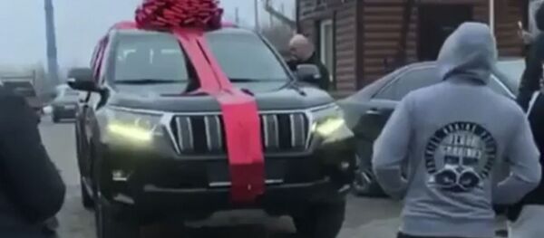 Умар Кремлёв подарил автомобиль Виталию Сланову Умар Кремлёв подарил автомобиль Виталию Сланову - Sputnik Южная Осетия