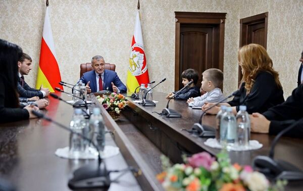 Президент Анатолий Бибилов исполнил новогодние желания детей - Sputnik Южная Осетия
