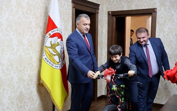 Президент Анатолий Бибилов исполнил новогодние желания детей - Sputnik Южная Осетия