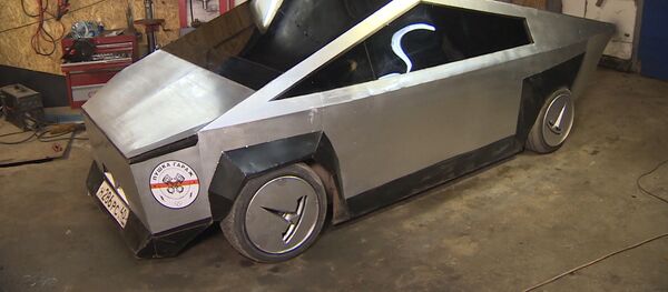 Российские инженеры-любители создали свою версию модной машины Илона Маска - Sputnik Южная Осетия