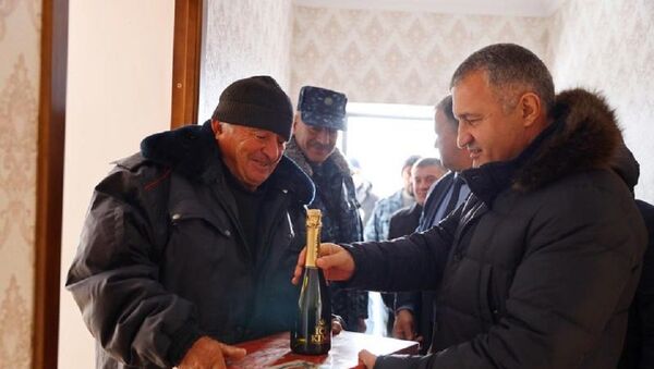 Бибилов вручил ключи владельцам новых домов в Дзауском районе - Sputnik Южная Осетия