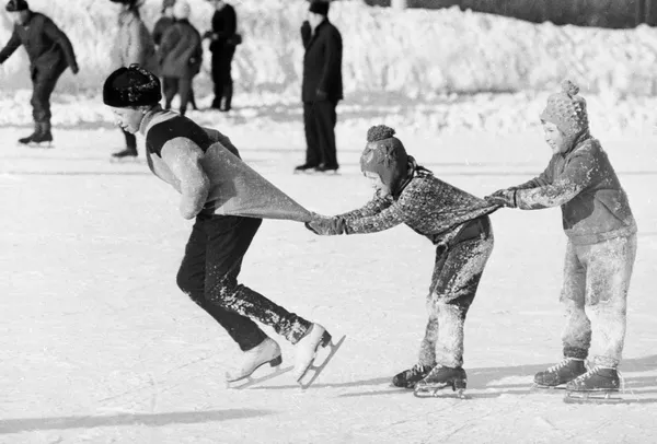 Ребята катаются на коньках «паровозиком», 1976 год Ребята катаются на коньках «паровозиком», 1976 год