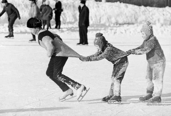 Ребята катаются на коньках «паровозиком», 1976 год - Sputnik Южная Осетия