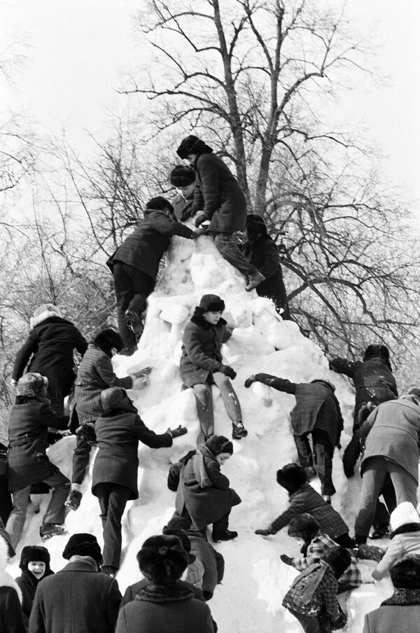 Детвора на снежной горке, 1979 год - Sputnik Южная Осетия