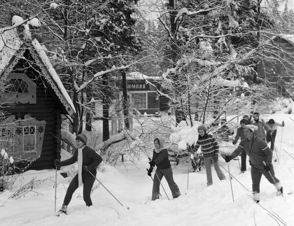 Дети на лыжной прогулке в зимнем оздоровительном лагере, 1979 год - Sputnik Южная Осетия